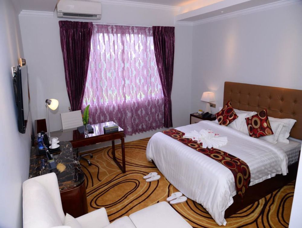 โรงแรม โรงแรมรอยัล ฮินทาร์ 4*